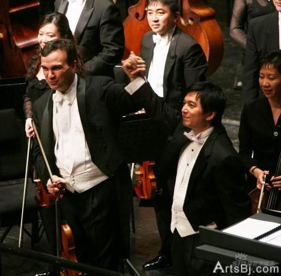 沙汉姆、水蓝与新加坡交响乐团音乐会激情上演