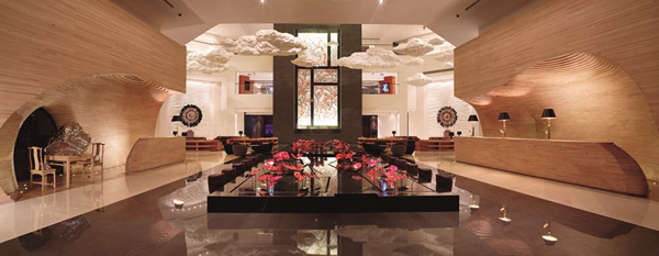 蔡志松的作品《浮云》曾在威尼斯双年展展出，此前一直是放在地上，在酒店中，设计师让《浮云》“上天”，从屋顶垂下