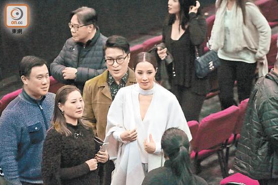 徐子淇在老公陪同下以低胸战衣上阵看演唱会。